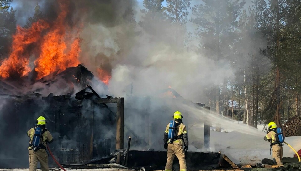 TOTALSKADD: Ei hytte som var under oppføring ble totalskadd i en brann. Foto: Kåre Wessel