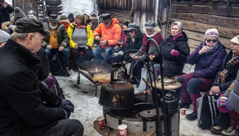 PRAT: Vi har snakket med en del folk i gatene på Røros og spurt om deres tanker rundt Rørosmartnan, men vi har ikke snakket med noen av disse besøkende på martnan i 2020. Her spanderte Nord-Østerdal Lasskjørerlag rundhåndet smaksprøver av bålkokt Finborudkaffe.