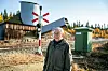 Elling Nyrønning har vært lokfører på Rørosbanen i mange år. Her ved Storvollen i Ålen, hvor malm ble lastet over på tog. Foto: Nils Kåre Nesvold