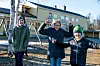 FÅR BEHOLDE SKOLEN: Oliver Brynhildsvoll, Maren Fuglstad Bendixvold og Markus Sandkjernan er glade for at de får fortsette å gå på Glåmos skole, for da slipper de lang skolevei. Foto: Marit Langseth