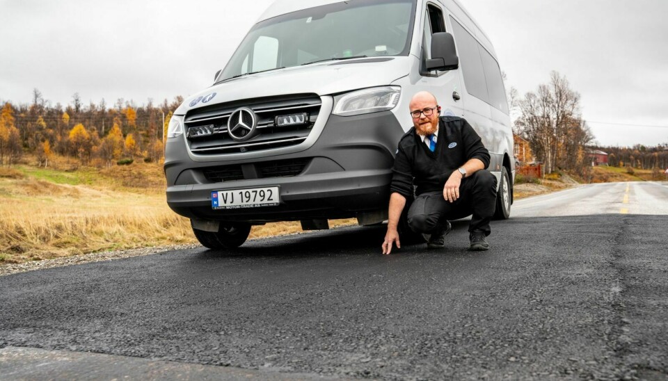 FARTSDUMPER: Kenneth Sandvik i Røros Taxi sier utbedringa av stikkrenner i sommer har ført til at det er blitt utilsiktede fartsdumper på Brekkeveien. Foto: Nils Kåre Nesvold