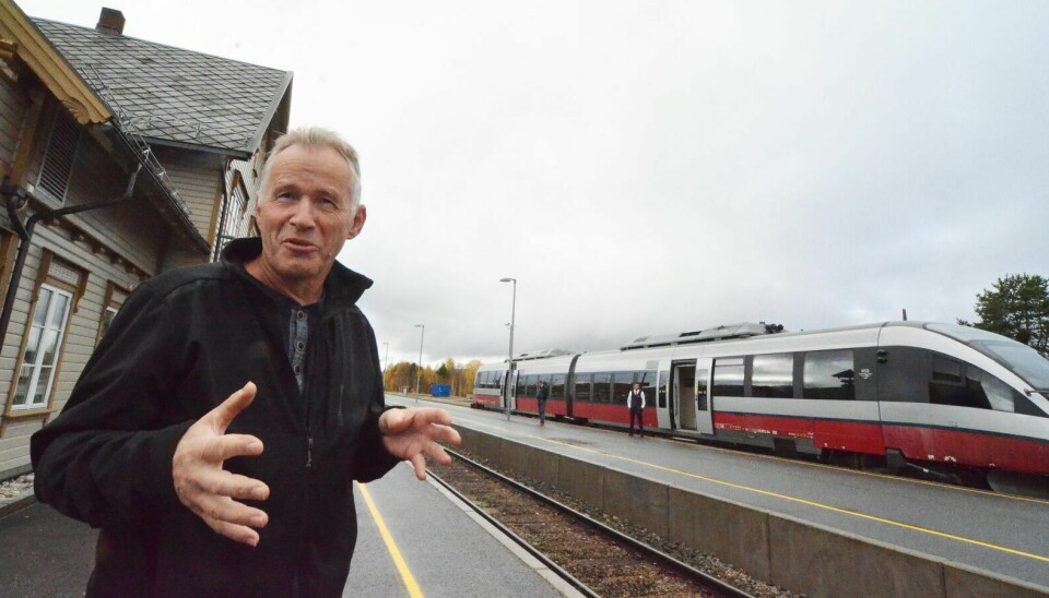 VIKTIG BANE: Arne Aaeng er svært engasjert i Rørosbanen og håper den blir elektrifisert. I dag er han lokfører for Green Cargo, et svensk selskap som transporterer gods. Foto: Erland Vingelsgård