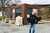 BYGGER NYTT: – Med et stort, nytt bygg får vi plass til å ansette en person til på kontoret. Det er i hvert fall en mulighet vi får, sier daglig leder i Bergstaden Bygg, Magnus Jensås, om det kommende lager- og kontorbygget i Ålen sentrum. I dag holder bedriften til i midlertidige containere ved byggestedet. Foto: Eskil Buseth Folstad