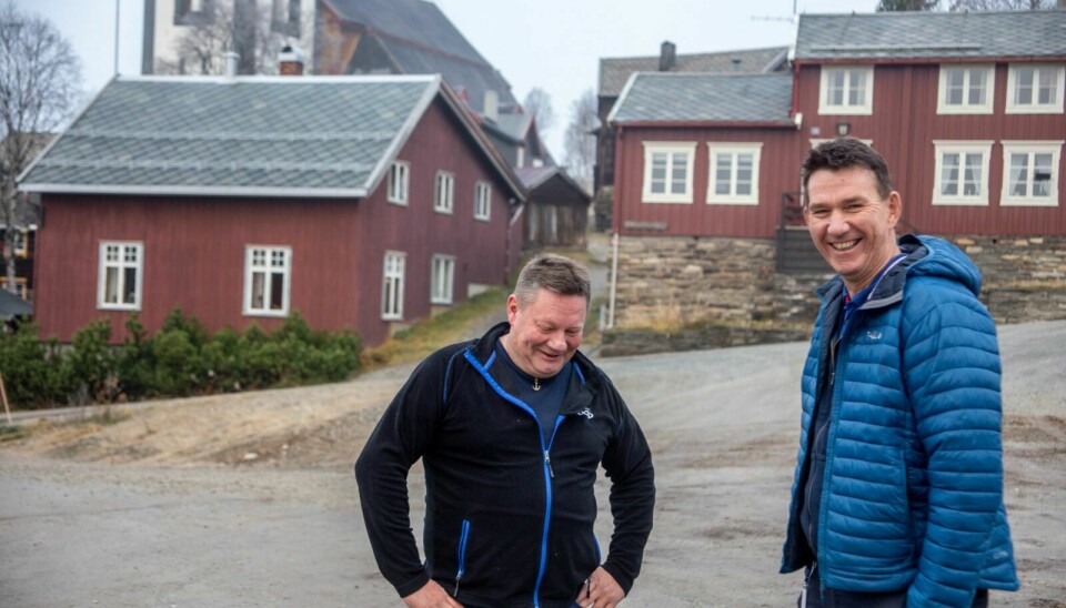 OPTIMISME: Lokalmatansvarlig i Coop Midt-Norge, Kjetil Kvarteig, og kjøpmann Nils Martin Tidemann på Rema 1000, er enige om at desemberen ser veldig lys ut for handelen på Røros. Foto: Eli Wintervold