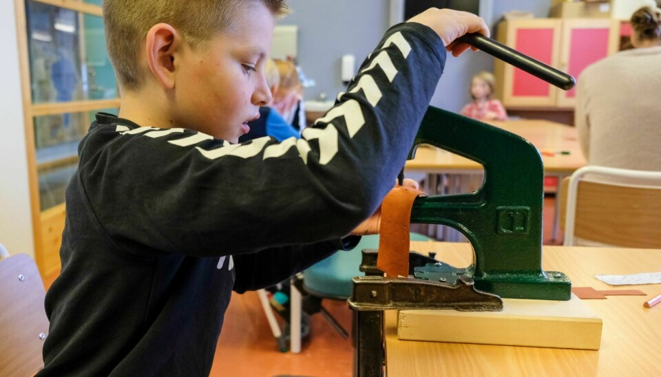 ARMBÅND: Birk Kristiansen lager armbånd i skinn. Foto: Tove Mette Wigdahl Jåma.