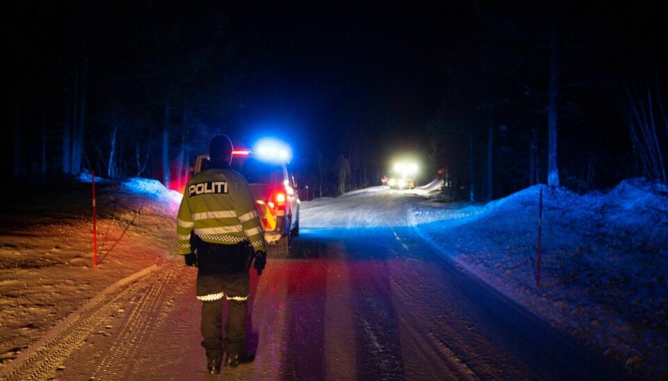 UTFORKJØRING: En personbil havnet på taket ved Håsjøen i Femundsveien fredag kveld. Foto: Eskil Buseth Folstad