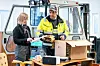 TAR IKKE I MOT GJENSTANDER: Fias stenger bruktbutikkene sine og vil heller ikke ta i mot brukte gjenstander. Bildet er tatt i bruktbutikken på Røros i fjor høst. F.v.: operatør John Morten Antonsen og informasjonsrådgiver Berit Selboe-Coote. Arkivfoto: Marit Langseth