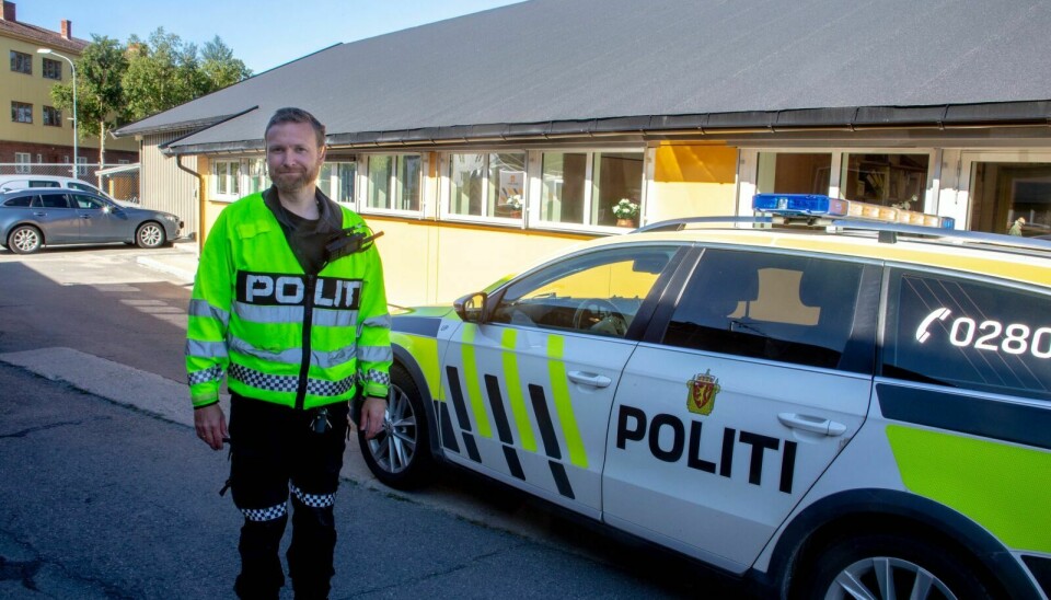 PÅ PLASS: I forbindelse med første skoledag har politiet på Røros sammen med UP hatt fartskontroll ved Røros barneskole. 28 bilister fikk forenklede forelegg. Høyeste målte hastighet var 72 km/t i 50-sonen. Foto: Eli Wintervold