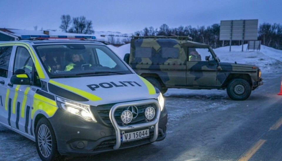 VOKTER GRENSA: Politiet og delvis Heimevernet har voktet grensa ved Vauldalen i snart et halvt år. Natt til lørdag åpner grensa. Foto: Nils Kåre Nesvold