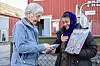GAVE: Kasserer Reidun Roland i Røros Sanitetsforening ga Gabi en aldri så liten overraskelse tirsdag. Foto: Eskil Buseth Folstad