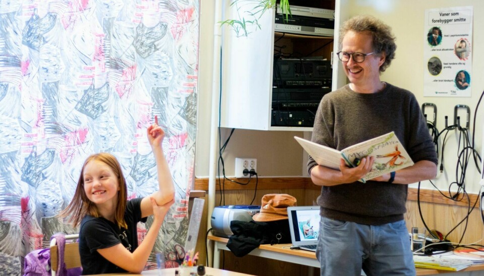 UNDERHOLDTE: Barnebokforfatter Bjørn F. Rørvik leste for barna i første til fjerdeklasse på Glåmos skole. Med boka «Myggsprayen» klarte han å engasjere elevene. Foto: Marit Langseth