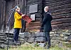 AVDUKING: I år er det 40 år siden Røros bergstad ble innskrevet på Unescos liste over verdensarven, og i 2010 ble dette utvidet til å innbefatte hele circumferensen. Torsdag ble dette høytidelig markert da riksantikvar Hanna Geiran avduket ny verdensarvplakett ved Hyttstuggu. Foto: Eli Wintervold