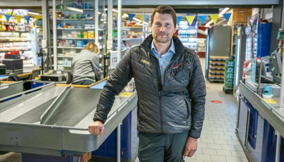 LITE FOLK: Butikksjef Daniel Lundquist ved Ica Supermarket sier han ikke er overrasket over at så få nordmenn reiser på harryhandel. – Det er sverigeskam i Norge, sier han. Foto: Nils Kåre Nesvold