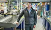 LITE FOLK: Butikksjef Daniel Lundquist ved Ica Supermarket sier han ikke er overrasket over at så få nordmenn reiser på harryhandel. – Det er sverigeskam i Norge, sier han. Foto: Nils Kåre Nesvold