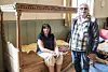 KUPP: Marit og Øivind Berg fra Hamar sikret seg denne himmelsenga fra Ålen. Den er fra slutten av 1600-tallet. – En uhyre sjelden seng, sier ekteparet. Alle foto: Nils Kåre Nesvold Foto: Nils Kåre Nesvold