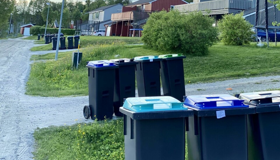 NYE DUNKER: Alle husstander fra Engerdal til Holtålen får nå fire søppeldunker hver. Det har skapt debatt. Foto: Geir Tønset