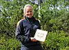 FINNEREN ER VINNEREN: Fjelloppsyn ved fjellstyrene i Ålen og Haltdalen, Marit Skancke Langen, lover en flott premie for finnerne av gaveeskene. – Eskene inneholder et gratis fiskekort for stangfiske i 100 år framover, skriver hun. Foto: Fjellstyrene i Ålen og Haltdalen