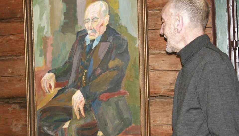DEBUTPORTRETTET: Olav Dille foran portrettet han malte av Ola Sundt som 16-åring. Bildet ble med på Trondhjems Kunstforenings høstutstilling i 1949. Foto: Ella Margrethe Sundt