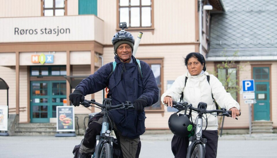 PÅ TO HJUL: Rajendra (t.v) og Aruna Shukla fra Minnesund sykler Norge rundt i sommer. – Det er utrolig pent i Norge, og det visste vi egentlig ikke før vi begynte å sykle landet rundt, sier Rajendra.