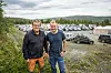 GODT FORNØYD: Kasserer Anders Hegseth og leder Sindre Hegseth i Hessdalen AUF er godt fornøyd med årets bilbingo i Hessdalen. I år tok nærmere hundre biler oppstilling på Fjellheim parkering. – Dette er det beste året noen gang, sier Anders Hegseth. Foto: Nils Kåre Nesvold