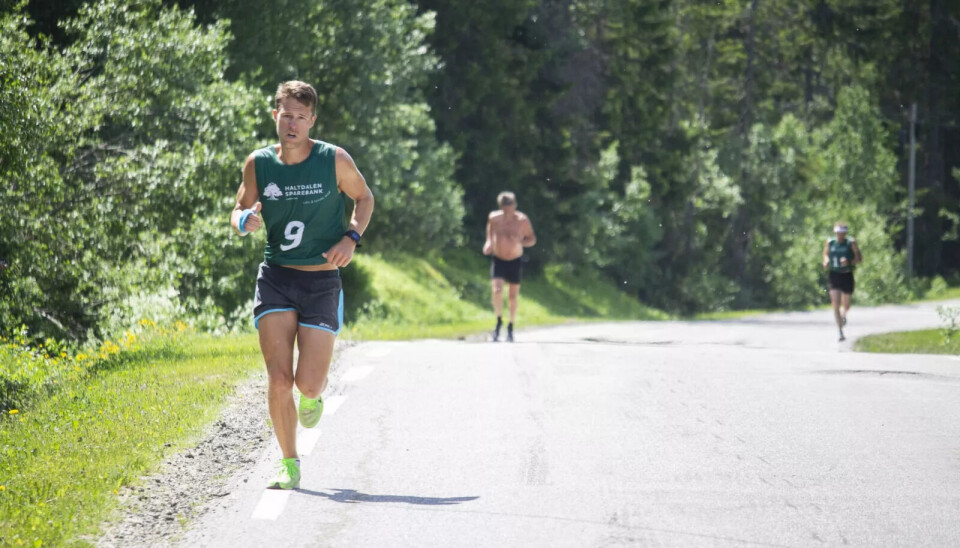 PÅ VEI OPP: Eivind Dille Andersen (t.v) kom først i mål på toppen av Aunkjølen. – Det gjaldt å finne en god flyt opp bakkene, sier han. Bak kjemper Jan Nyrønning og Olav Grønli om andreplassen. Foto: Eskil Buseth Folstad