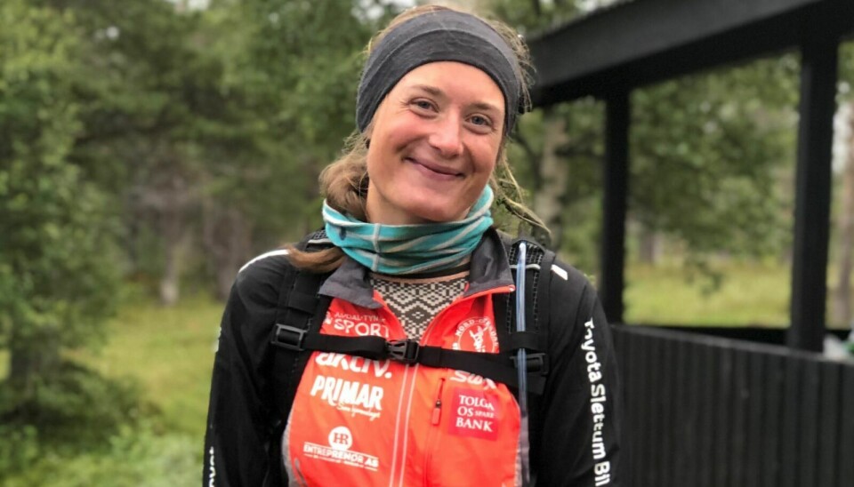 LØP NORGE PÅ TVERS: Inga Konow var i godt slag ved passering på Kvitfjellhytta, rundt 80 kilometer etter start. Foto: Eva Hilde Murvold