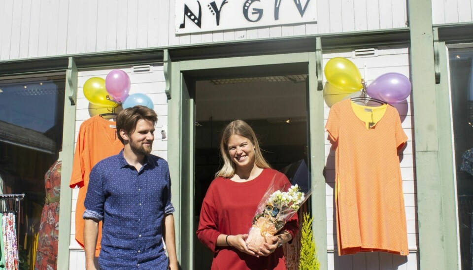 ÅPNING: Theodor Salvesen og Selja Ryöppy åpnet dørene til «NY Giv» fredag. Foto: Eskil Buseth Folstad