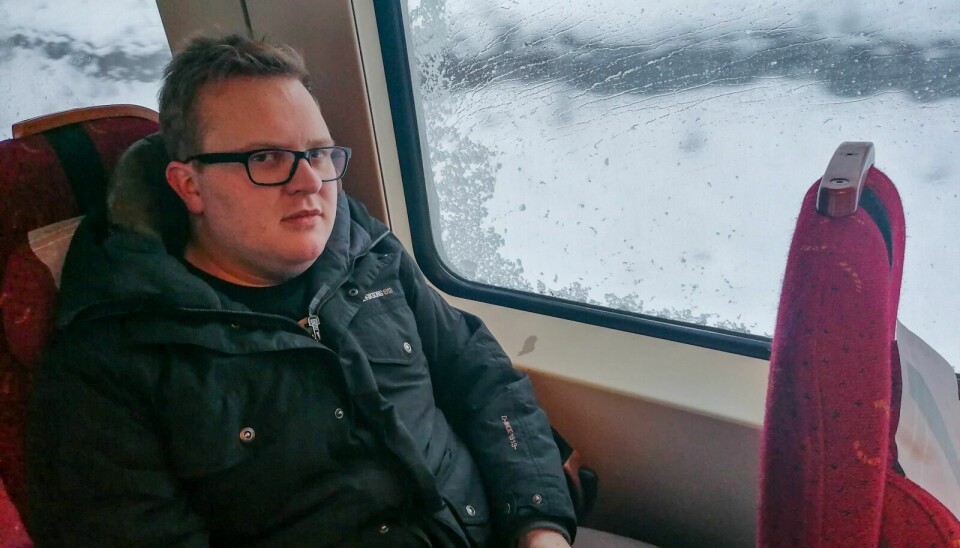 TOG FOR FLY: Håkon Vårhus Sagen fra Ålen var en av passasjerene som skulle fly fra Røros til Oslo i dag. Istedet sitter han nå på toget. Air Leap skylder på dårlig vær.Foto: privat