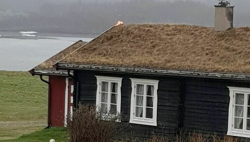 LYNNEDSLAG: Her brenner torvtaket etter lynnedslaget på Valset onsdag. Foto: Heidi Morseth