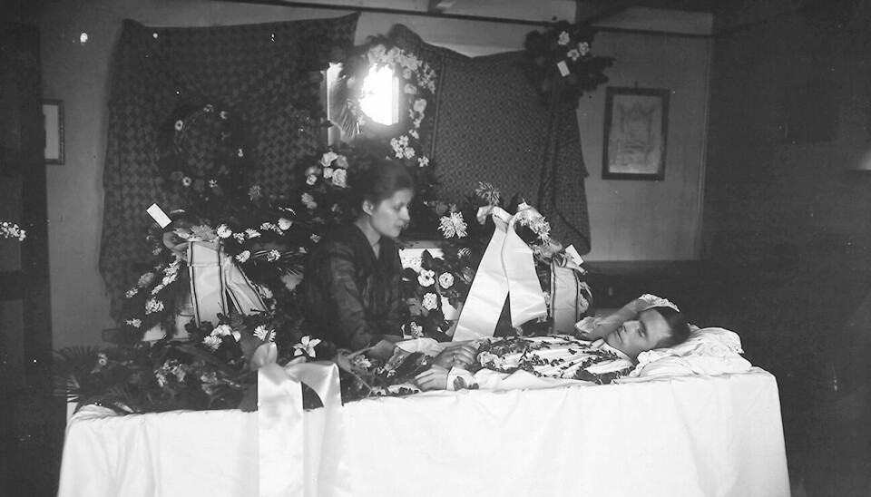 LIKVAKE: En ung mann ligger i åpen likkiste og enka tar et siste farvel. Mannen døde i spanskesjuka i 1920. Foto: Nordlandsmuseet