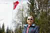 FLAGGET: Dagfinn Brattås var skuffet over å se flere nakne flaggstenger i bygda på frigjøringsdagen. – Jeg synes det er beklagelig at en så viktig merkedag for Norge av flere ikke ble markert med å heise flagget, sier han. Selv hadde han heist sitt flagg 8. mai. Foto: Eskil Buseth Folstad