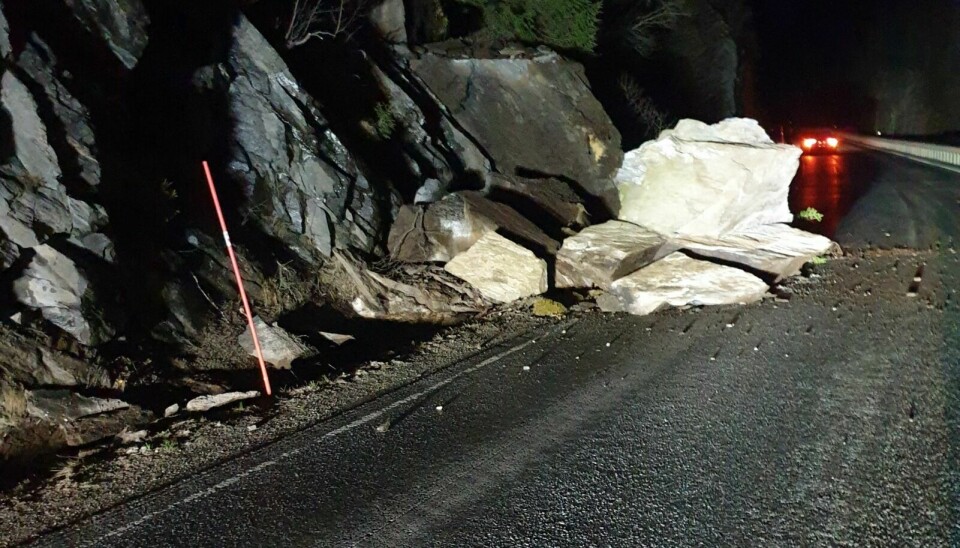 RASTE UT I VEIEN: To steinblokker raste ut i veien ved Eggafossen på fylkesvei 30. Foto: Eva Haukdal