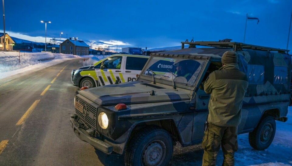 POLITI OG HEIMEVERNET: Her ved Vauldalen blir alle stoppet og kontrollert. Heimevernet bistår politiet. Foto: Nils Kåre Nesvold