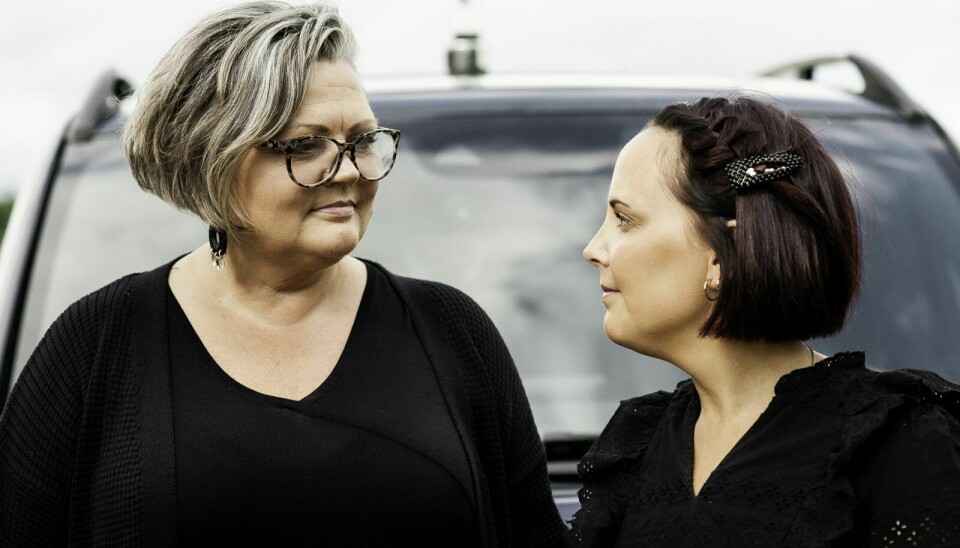 MOR OG DATTER: Gunn-Heidi Kvernrød og Lene Smestu eier familiebedriften Atelier Fjellpryd. Nå satser de på begravelsesbyrå. Foto: Marit Manfredsdotter