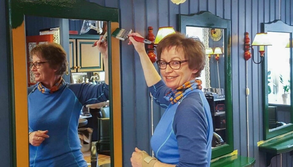 NYMALT: Daglig leder Rutt-Karin Engzelius i Frisørstuggu har brukt koronapausen til maling og oppussing. – Jeg fikk rikelig med tid til det nå, sier hun. Foto: Privat