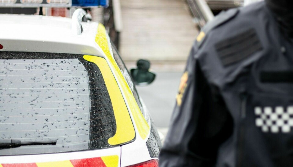 BIL PÅ SIDEN: En bil har havnet på siden på Glåmos. Foto: Marit Langseth