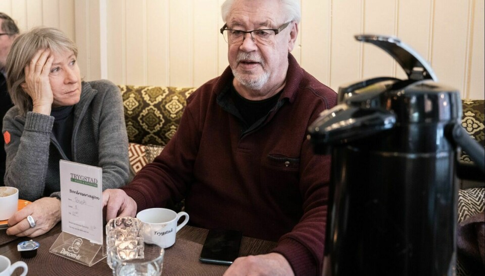 REAGERER: Gunnar Selboe Rugelsjøen er huseier i Kjerkgata. Han mener informasjonen rundt stenginga av handelsgata har vært mangelfull hva beboerne angår. Til venstre Aud Selboe. Foto: Eli Wintervold