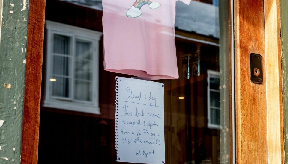STENGT: Det henger plakater på mange dører i Røros sentrum. Mange butikker har stengt på grunn av koronaviruset. Blant dem Mye rart. Foto: Marit Langseth