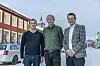PÅ BESØK: SVs storingsrepresentant Lars Haltbrekken (i midten) besøkte torsdag for første gang Kulturminnefondet på Røros. Til venstre varaordfører og leder i Røros SV Christian Elgaaen. Til høyre direktør Simen Bjørgen i Kulturminnefondet. Foto: Nils Kåre Nesvold