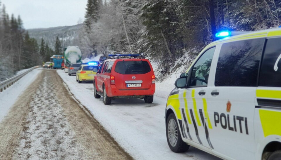 NØDETATENE PÅ STEDET: Politi, brannvesen og ambulanse rykka ut til ulykka ved Dragåsen. Foto: Monica Hellandsjø