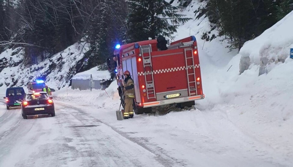 ÅPNET FOR GJENNOMKJØRING: Politi, brannvesen og ambulansepersonell er på stedet, og trafikken dirigeres forbi stedet i Svølgja. Foto: Eva Haukdal