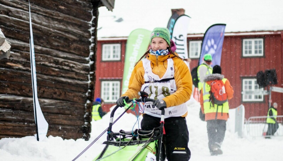 JUNIOR: Amely Lou Inauen fra Folldal Trekkhundklubb vant juniorklassen i Femundløpet. Bildet er fra starten på Røros fredag. Foto: Marit Langseth