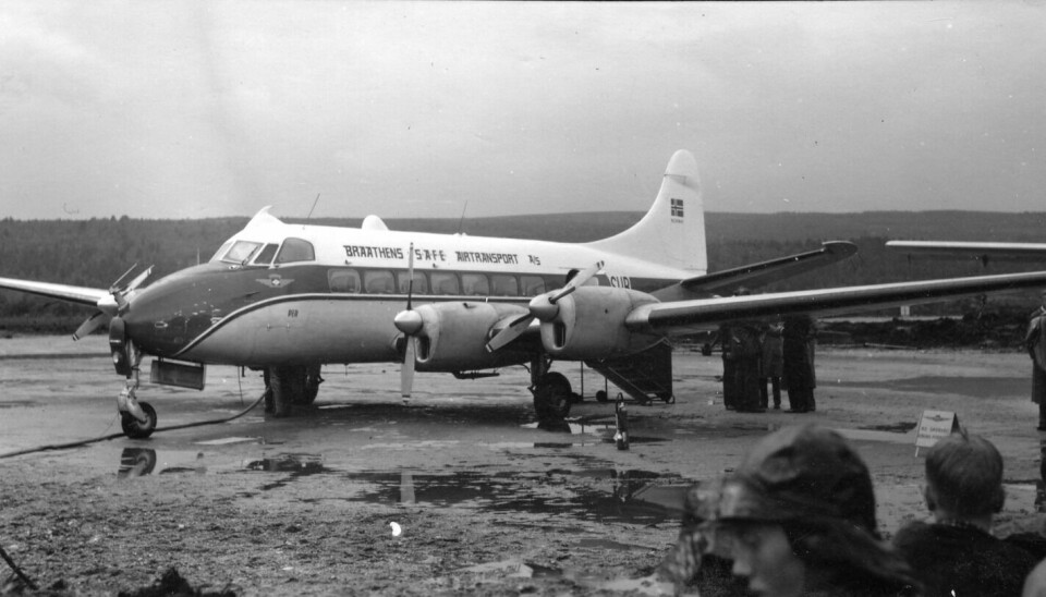 FØRSTE FLY: Heron passasjerfly fra Braathens SAFE på Røros på åpningsdagen for flyplassen 17. juli 1957. Flyet er av samme type som styrtet i Hummelfjell i november året før. Foto: Magne Kverneng/Rørosmuseet.