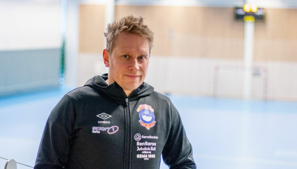 HÅPER PÅ SAMARBEID: Sven Tore Tørres håper fotballagene i regionen kan samarbeide om et juniorlag for å sikre rekrutteringa til seniorlagene. I vinter har Røros IL arrangert fellestreninger i Verket. Foto: Marit Langseth