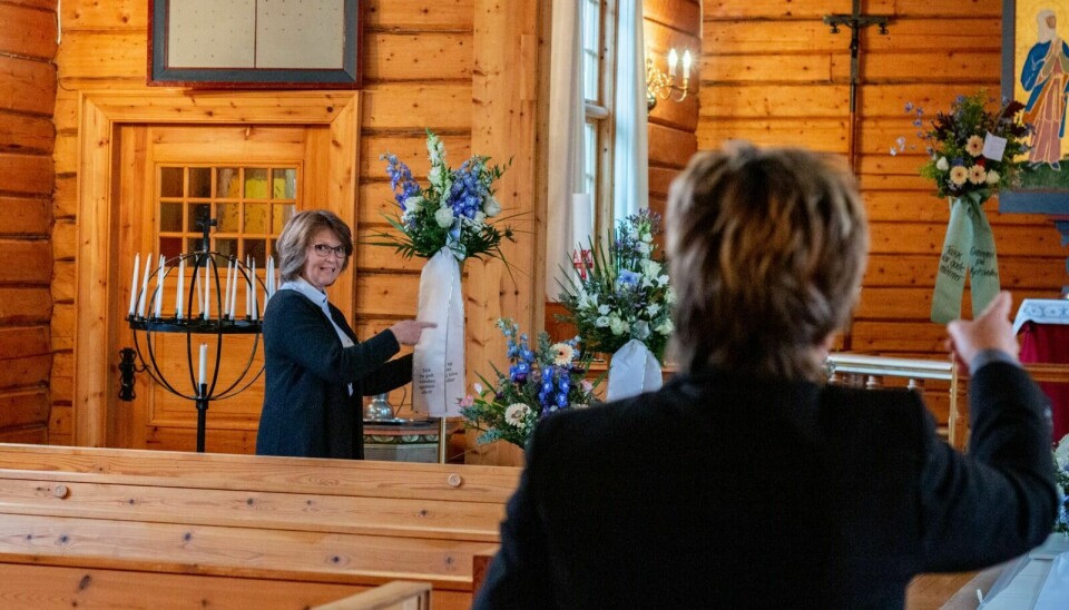 PLASSERER BLOMSTER: Edel-Margrethe Jamt og Sissel Langen Lien gjør klar kapellet før begravelsen. – Det er en god følelse å pynte til en seremoni, sier Jamt. Foto: Marit Langseth