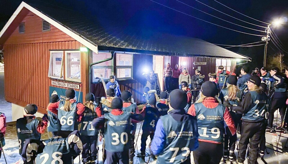 GODT OPPMØTE: Godt og vel femti barn og unge tok turen til Haltdalen Stadion på skitrening mandag kveld. Kjell Ove Oftedal ledet treninga. Foto: Ottar Bakås