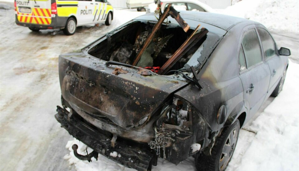BILBRANN: Det var like etter midnatt fredag at politiet fikk melding om brann i denne bilen. Bilen sto parkert like ved en husvegg på Mælen. Foto: Politiet