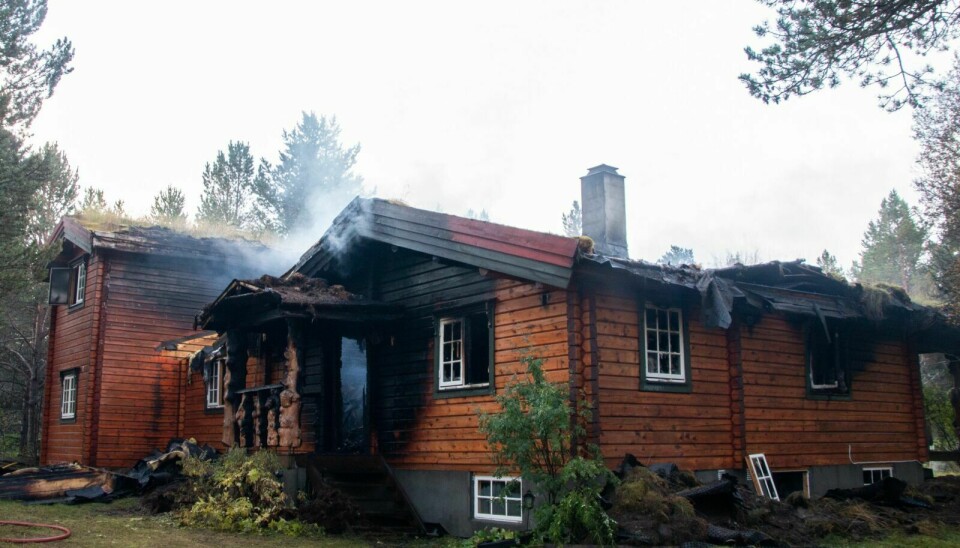 TOTALSKADD: Mannen er dømt for å ha startet brannen i denne hytta i Femundsveien. En takst på skadene er opplyst å være på i overkant av ti millioner kroner. Foto: Marit Langseth