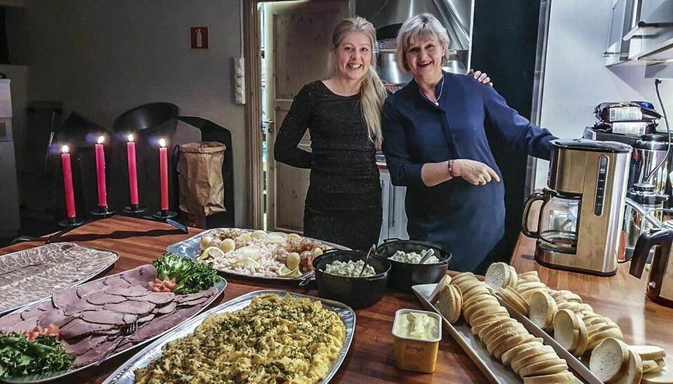 MYE MAT: May Kristin Knutsen, datter Kristine Schjølberg og fire andre inviterte til julaften på Røros Røros produkter. Og menyen var variert Foto: Privat