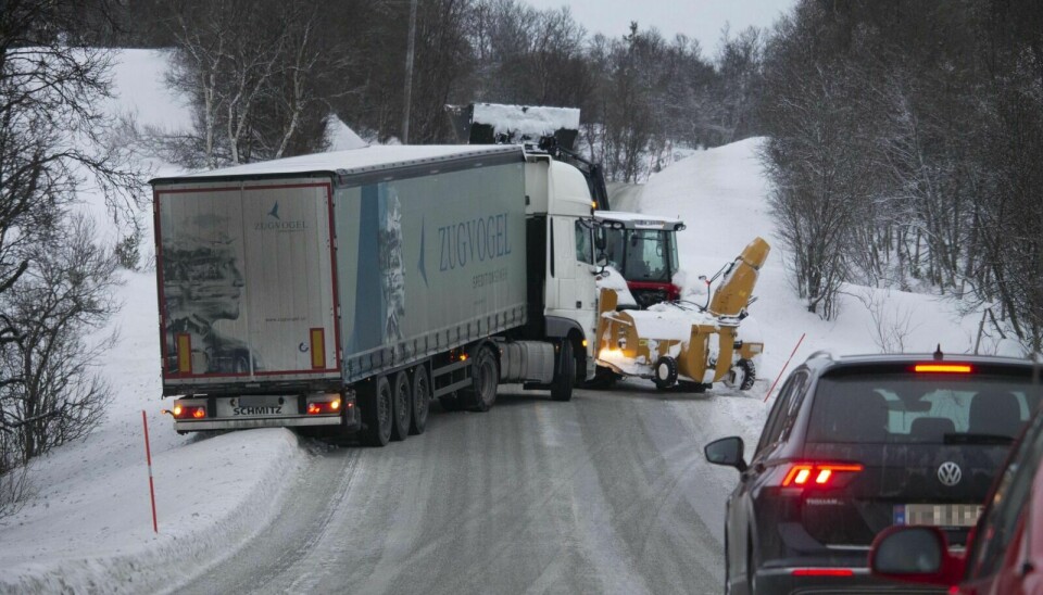 KJØRT UT: Et vogntog har kjørt i grøfta i Nesvollbakken i Ålen. Foto: Eskil Buseth Folstad
